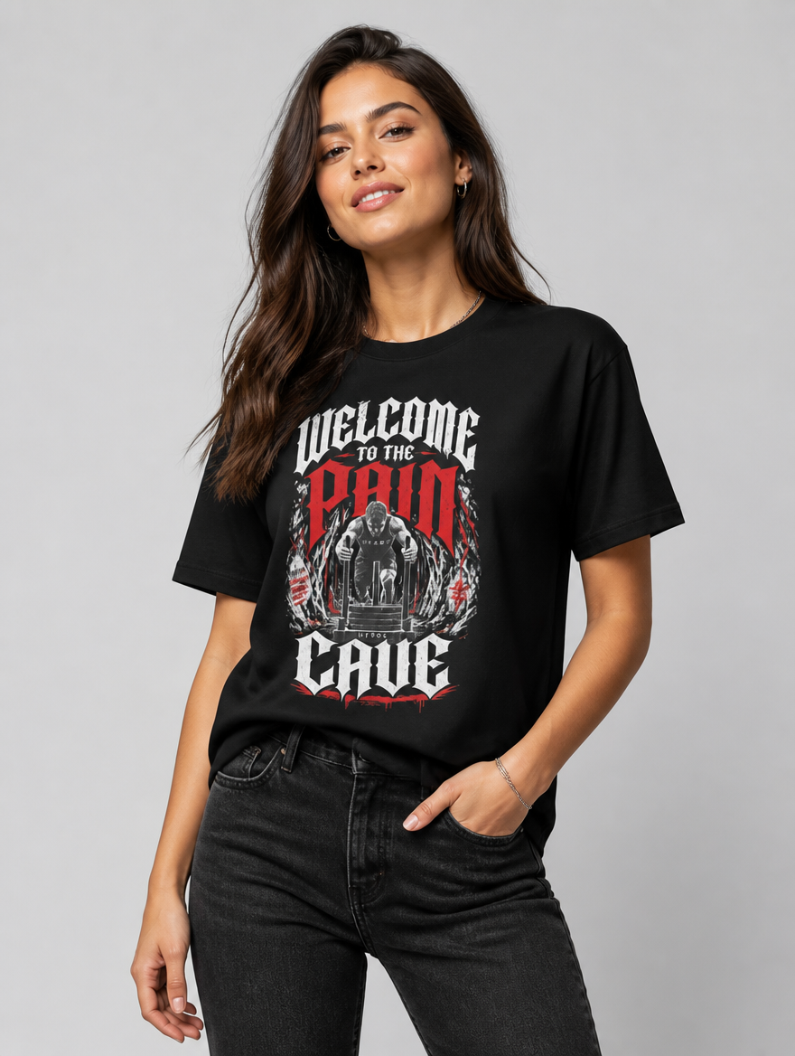 Model trägt T-Shirt "PAIN CAVE" – Black Ursus