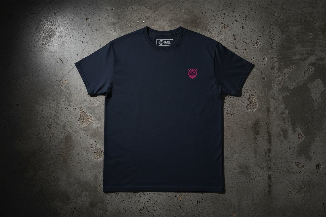 Unisex T-Shirt "Black Ursus" mit hochwertigem Logo - Stick in Magenta - Streetwear - size_range | Black Ursus