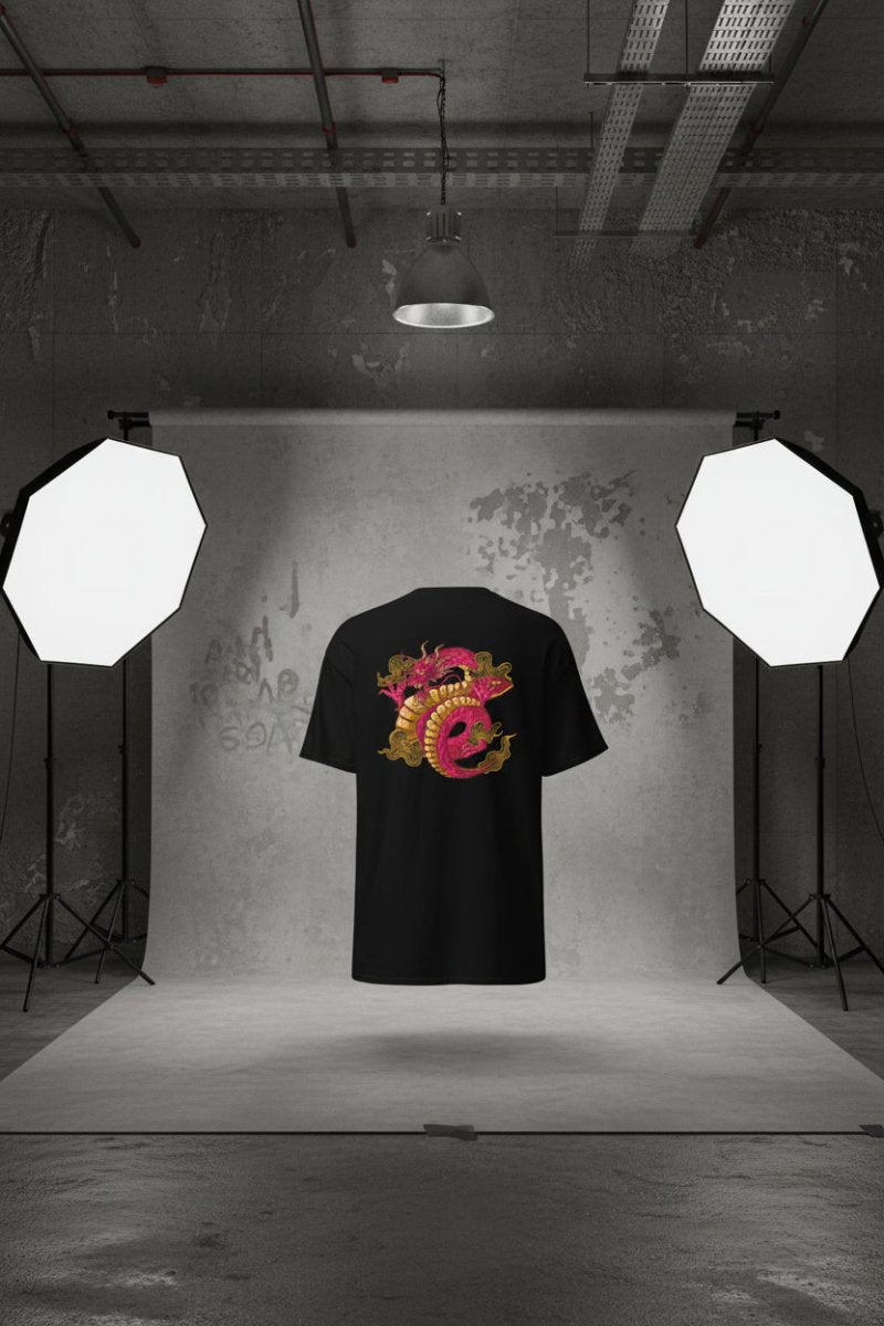 Unisex T-Shirt "Dragon" mit hochwertigem Logo - Stick in Farbe Gold - Streetwear - size_range | Black Ursus